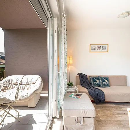 Apartment Oak Residents